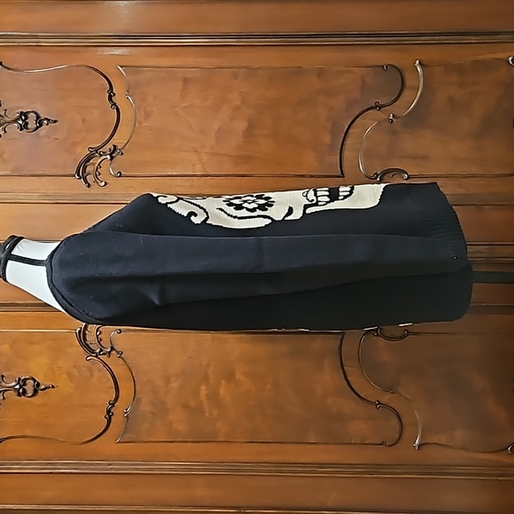 Betsey Johnson Skull Sweater Fleur-de-lis Spine Scoop Neck Sz M Black White - Picture 3 of 9